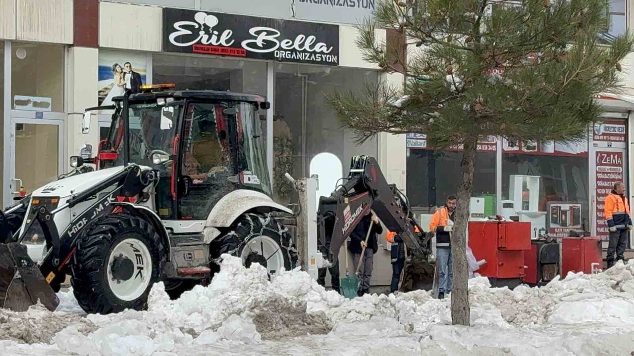 TATVAN İLÇESİNE BAĞLI FUAR MAHALLESİ’NDE BİNANIN ÇATISINDAN KOPAN KAR KÜTLESİNİN ALTINDA KALAN 21...