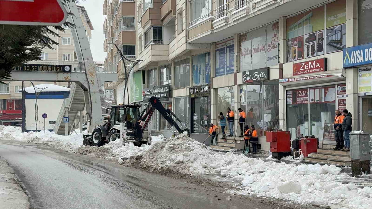 TATVAN İLÇESİNE BAĞLI FUAR MAHALLESİ’NDE BİNANIN ÇATISINDAN KOPAN KAR KÜTLESİNİN ALTINDA KALAN 21...