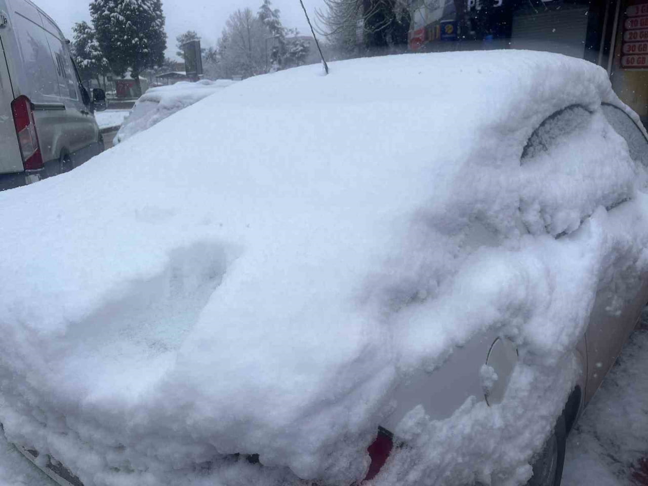 TAVŞANLI'DA ŞEHİR İÇİ VE YÜKSEK KESİMLER BEYAZA BÜRÜNDÜ
