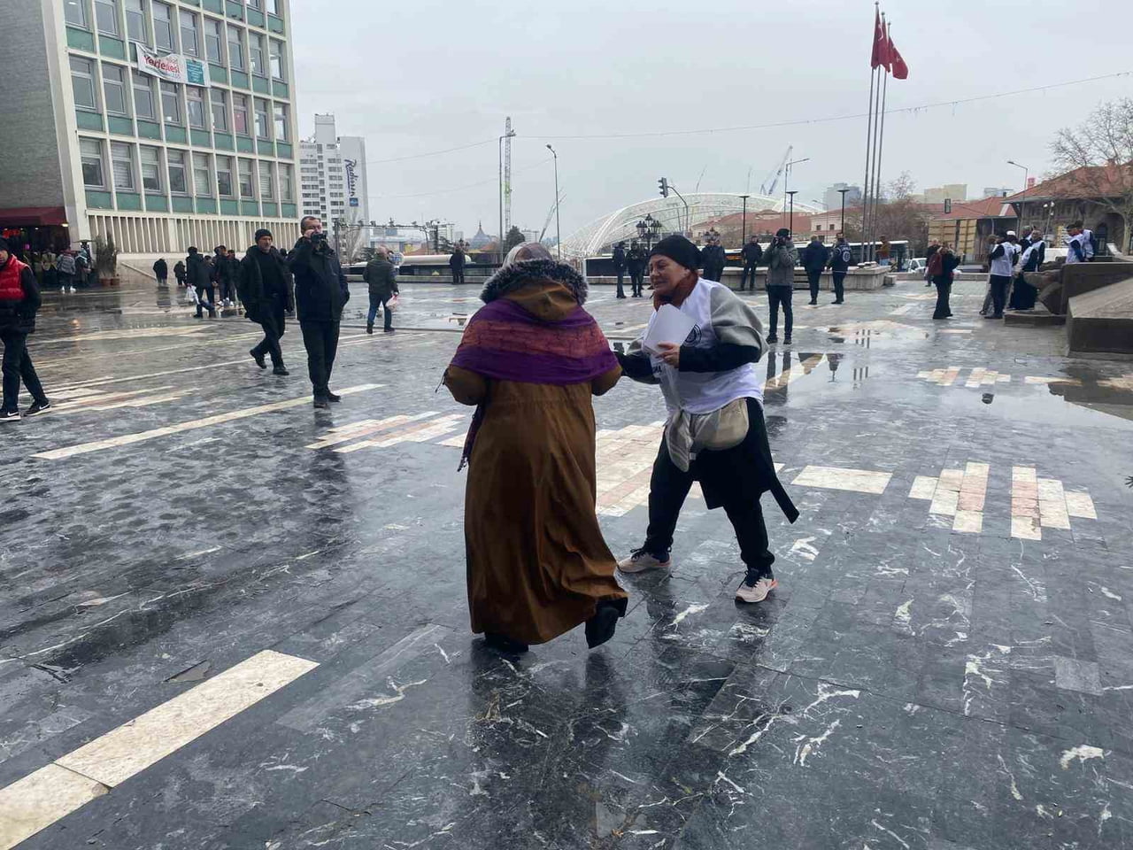 TCK 158 MAĞDURLARI PLATFORMU, ANKARA ULUS ATATÜRK HEYKELİ ÖNÜNDE BİR ARAYA GELDİ.