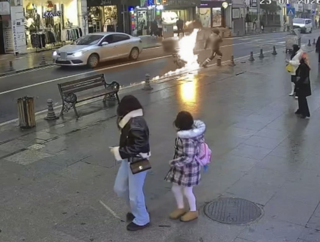 TEKİRDAĞ'DA MOTOSİKLET BİR ANDA ALEV TOPUNA DÖNDÜ: ÜZERİNDEN ATLAYARAK YANMAKTAN SON ANDA...