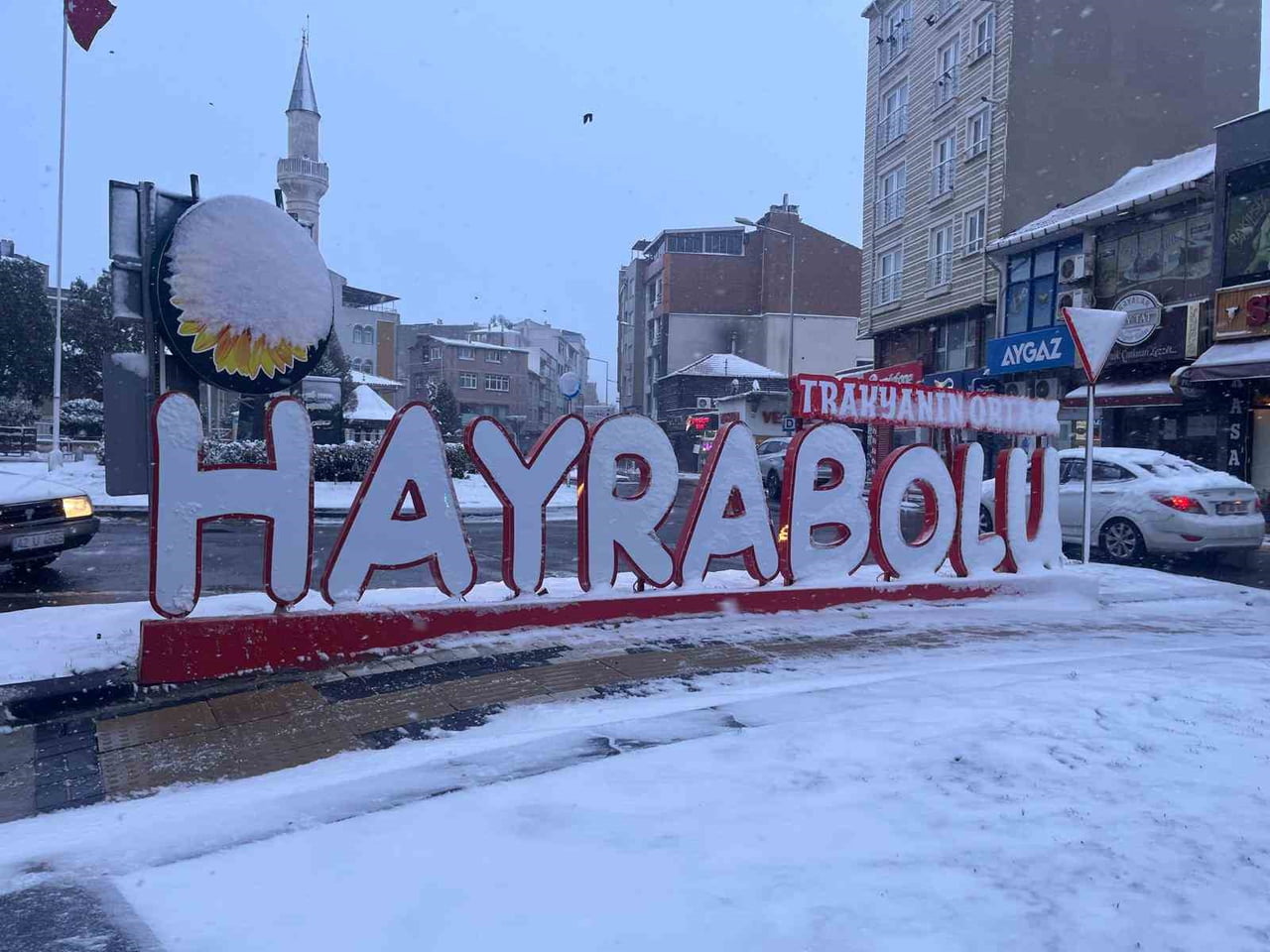TEKİRDAĞ'IN HAYRABOLU İLÇESİNDE DÜN GECE SAATLERİNDE BAŞLAYAN KAR YAĞIŞI ETKİSİNİ SÜRDÜRMEYE DEVAM...