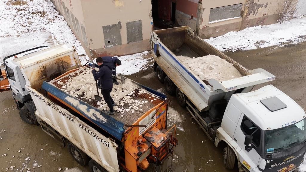 TEKİRDAĞ BÜYÜKŞEHİR BELEDİYESİ, İL GENELİNDE ETKİLİ OLAN YOĞUN KAR YAĞIŞINA KARŞI TÜM BİRİMLERİYLE...