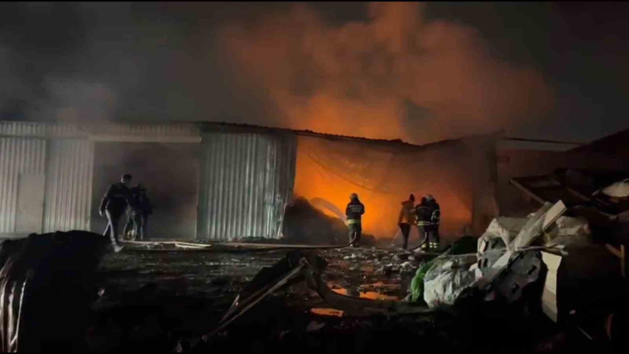 TEKİRDAĞ’IN ÇERKEZKÖY İLÇESİNDE FAALİYET GÖSTEREN BİR TEKSTİL GERİ DÖNÜŞÜM FABRİKASINDA ÇIKAN...