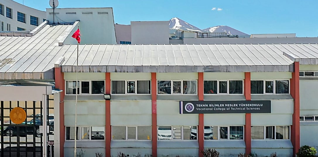 TEKNİK BİLİMLER MESLEK YÜKSEKOKULU BÜNYESİNDE YER ALAN GIDA TEKNOLOJİSİ, ATÇILIK VE ANTRENÖRLÜĞÜ...