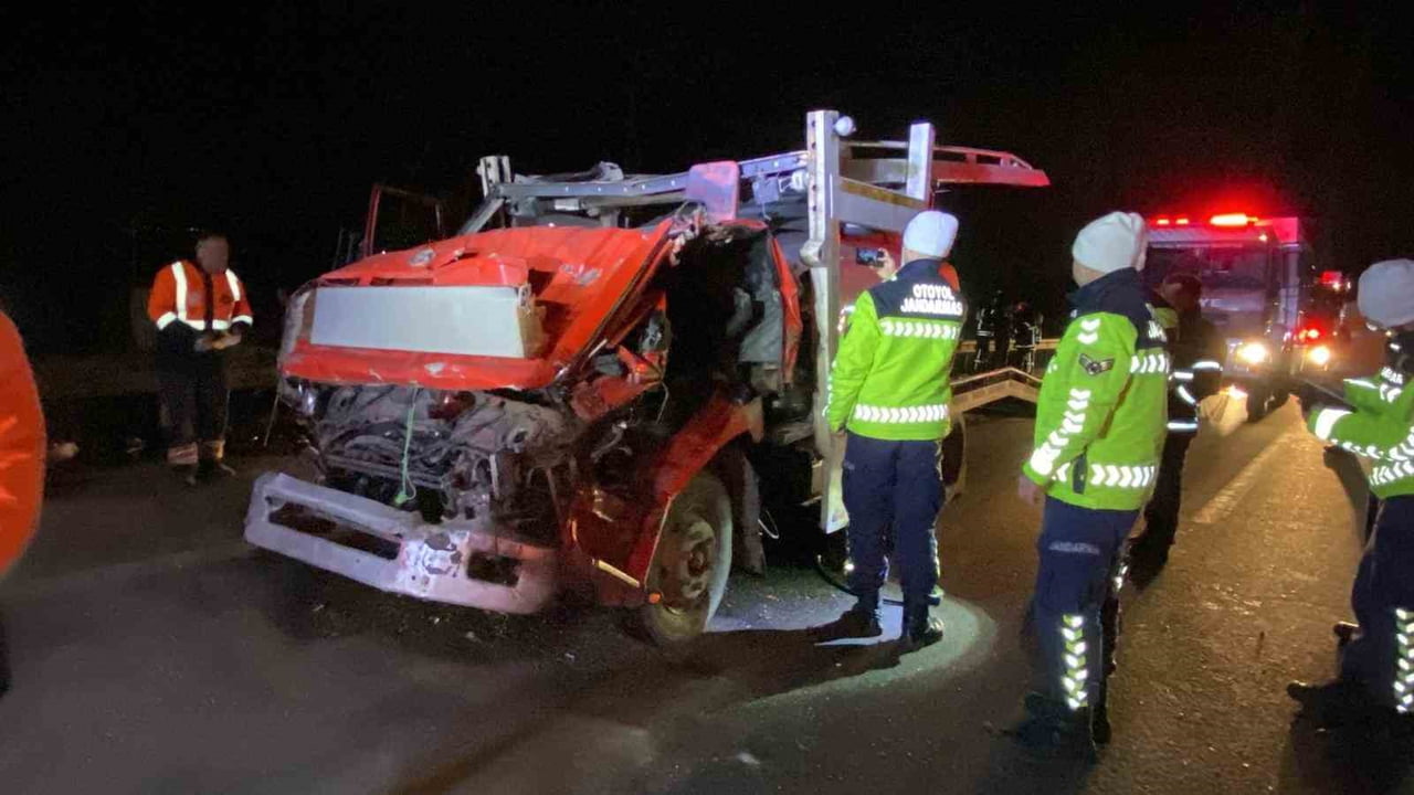 TEM OTOYOLU'NUN KOCAELİ GEÇİŞİNDE TIRA ARKADAN ÇARPAN KAMYONETİN SÜRÜCÜSÜ, HEM ÇARPTIĞI TIR HEM DE...