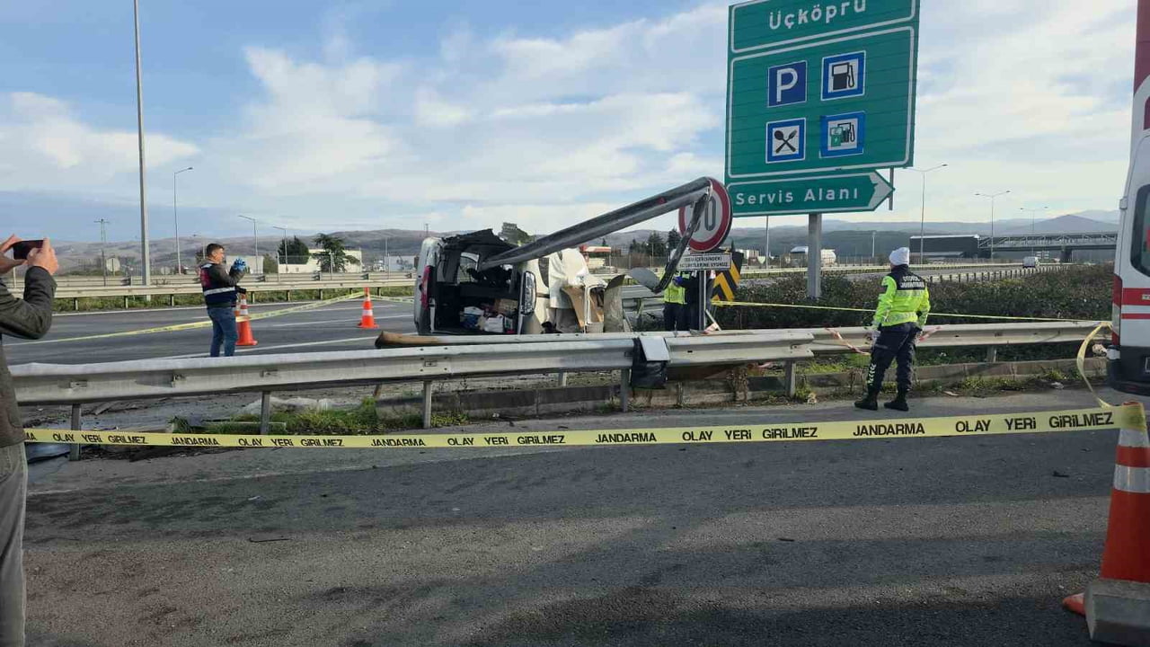 TEM OTOYOLU DÜZCE GEÇİŞİNDE BARİYERLERE OK GİBİ SAPLANAN HAFİF TİCARİ ARAÇTAKİ 2 KİŞİ OLAY YERİNDE...