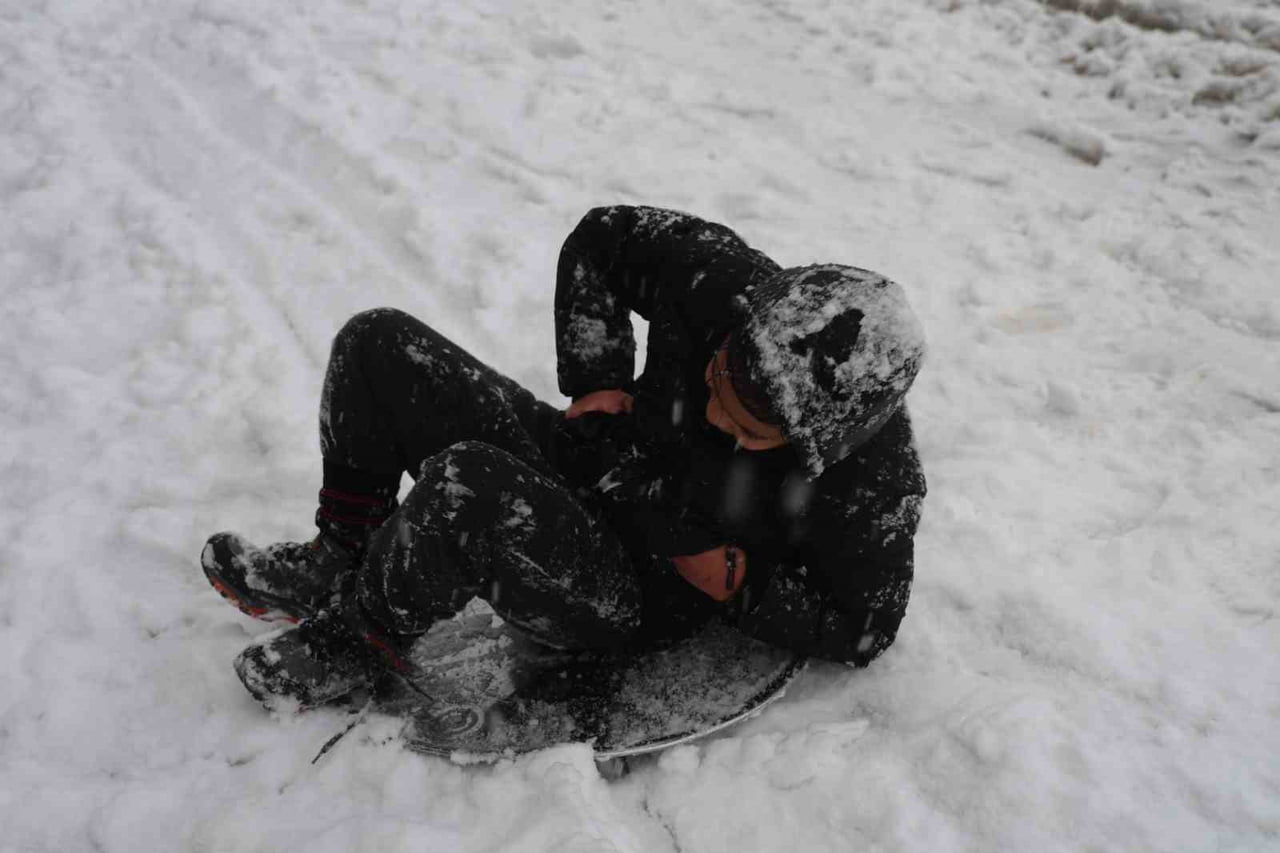 TEPSİ VE SİNİLERLE KAYMAK İSTEYEN ÇOCUKLAR RENKLİ GÖRÜNTÜLER OLUŞTURDU.