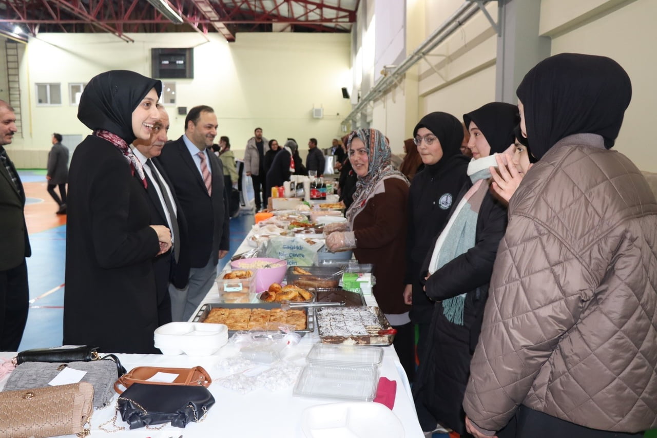 TERCAN’DA GAZZE’YE DESTEK İÇİN HAYIR ÇARŞISI DÜZENLENDİ