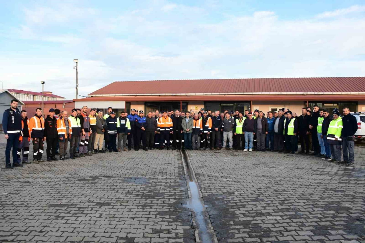 TERME’DE YOĞUN KAR YAĞIŞI VE BUZLANMAYA KARŞI 82 MAHALLEDE ARALIKSIZ MÜCADELE VEREN TERME...