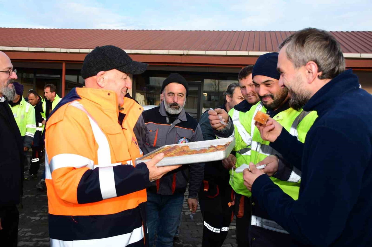 TERME’DE YOĞUN KAR YAĞIŞI VE BUZLANMAYA KARŞI 82 MAHALLEDE ARALIKSIZ MÜCADELE VEREN TERME...