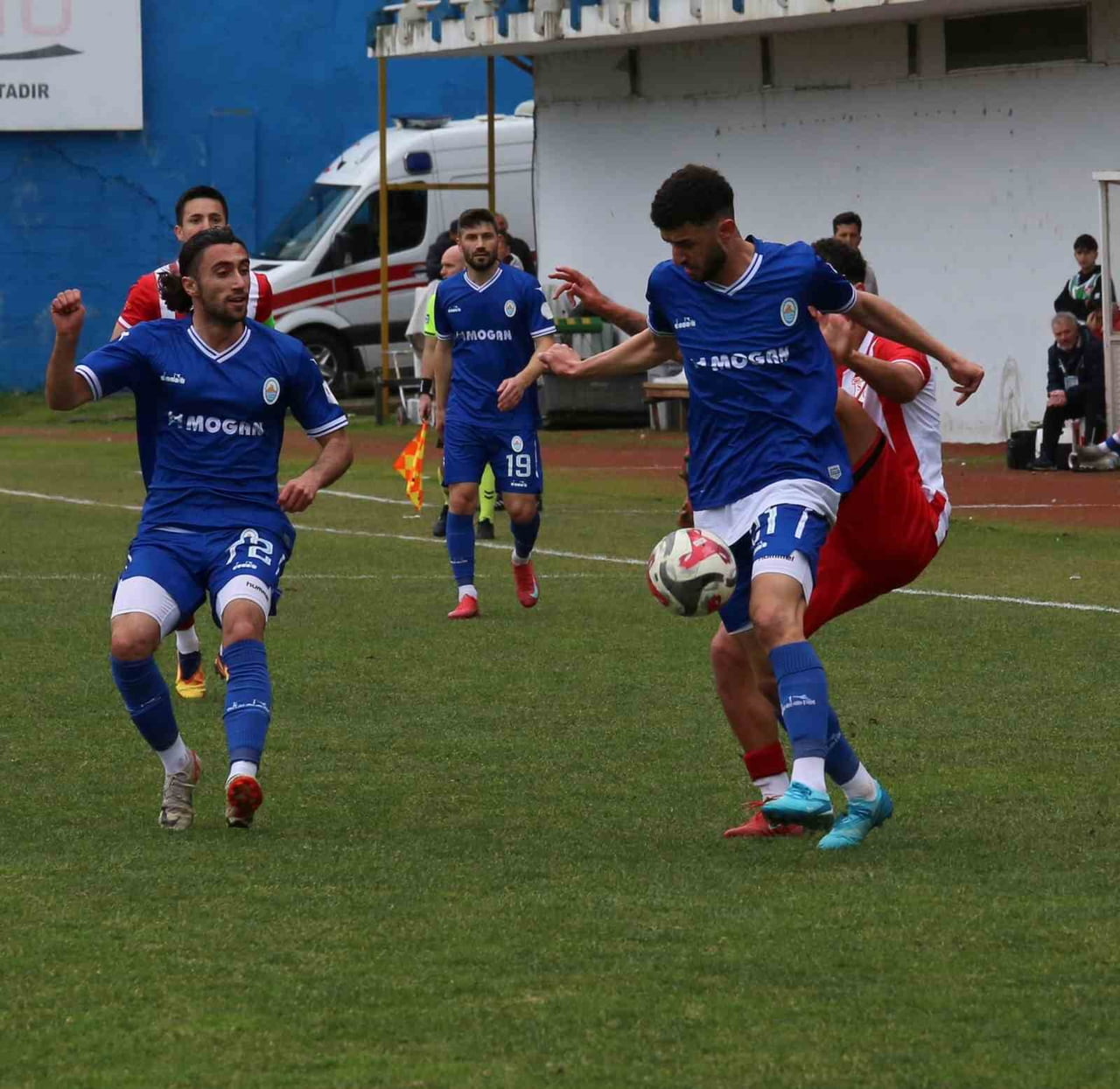 TFF 3. LİG 3. GRUP 19. HAFTADA PAZARSPOR, SAHASINDA KARŞILAŞTIĞI SEBAT GENÇLİKSPOR İLE 0-0...