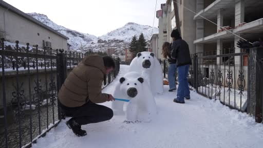 Tır şoförünün kardan yaptığı anne ve yavru ayı ilgi odağı oldu
