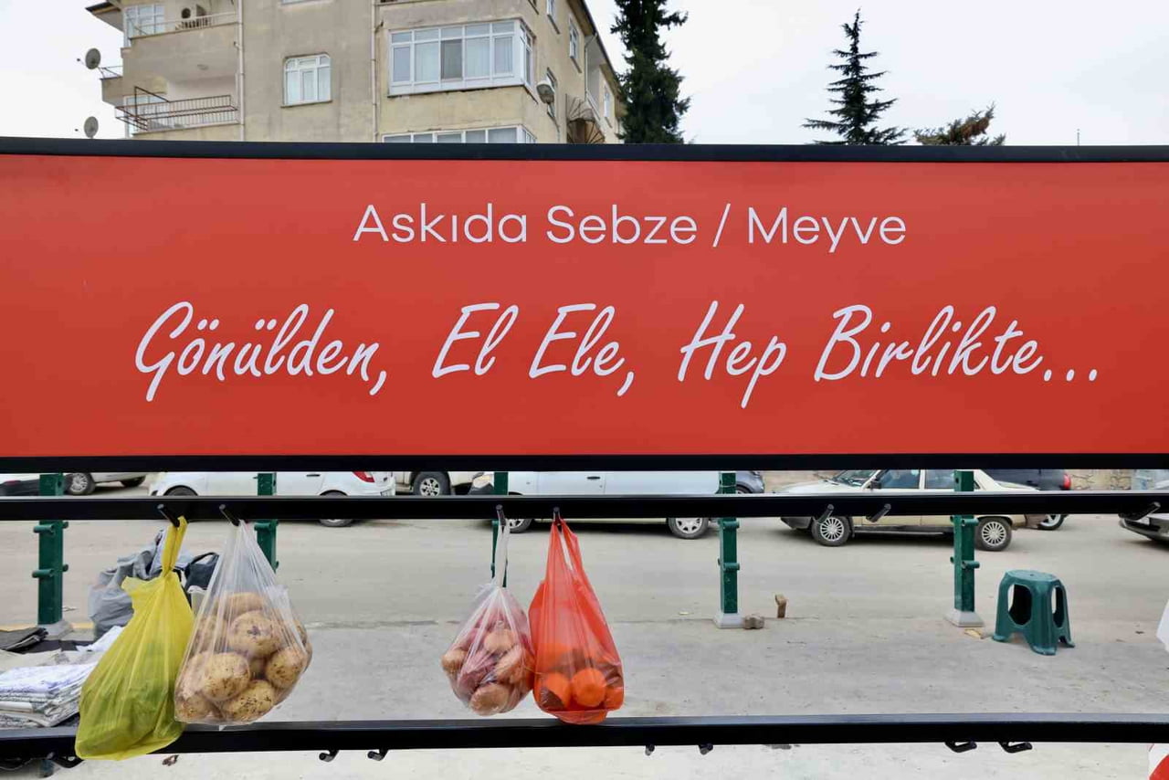 TOKAT BELEDİYESİ TARAFINDAN HAYATA GEÇİRİLEN ASKIDA SEBZE VE MEYVE UYGULAMASIYLA, PAZAR YERLERİNDE...