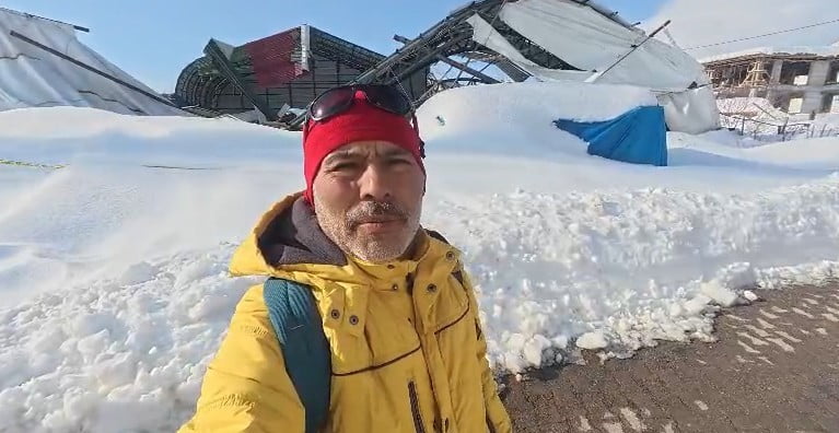 TOKAT’IN BAŞÇİFTLİK İLÇE MERKEZİNDE BULUNAN KAPALI HALI SAHANIN ÇATISI, ETKİLİ OLAN YOĞUN KAR...