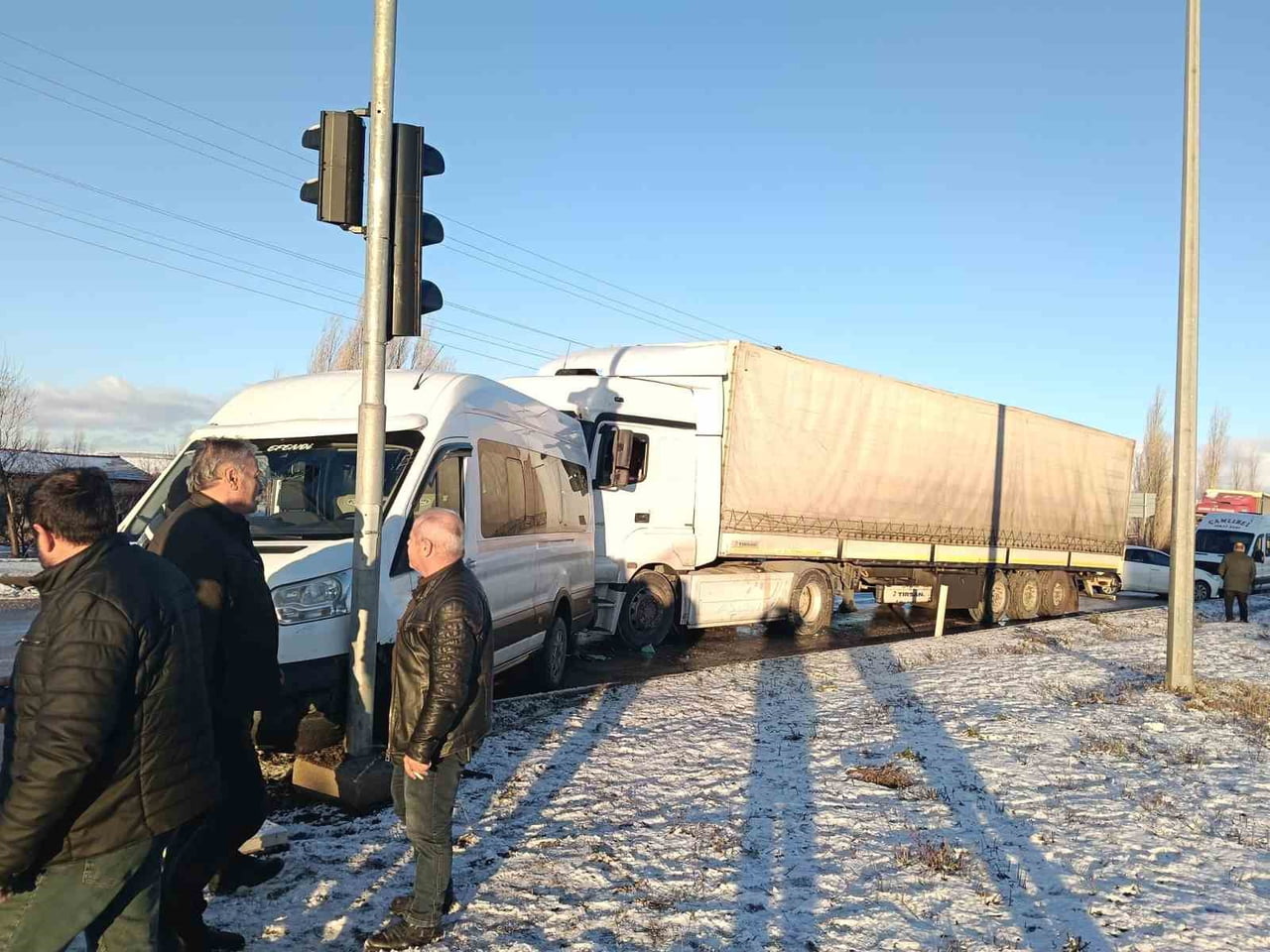 TOKAT’IN ÇAMLIBEL BELDESİNDE BUZLANMA NEDENİYLE KIRMIZI IŞIKTA MEYDANA GELEN KAZADA 5 ARAÇTA MADDİ...
