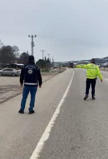 TOKAT’IN ERBAA İLÇESİNDE DURDURULAN BİR TIRIN YATAK KISMINDA GİZLENEN AFGANİSTAN UYRUKLU 2 KAÇAK...