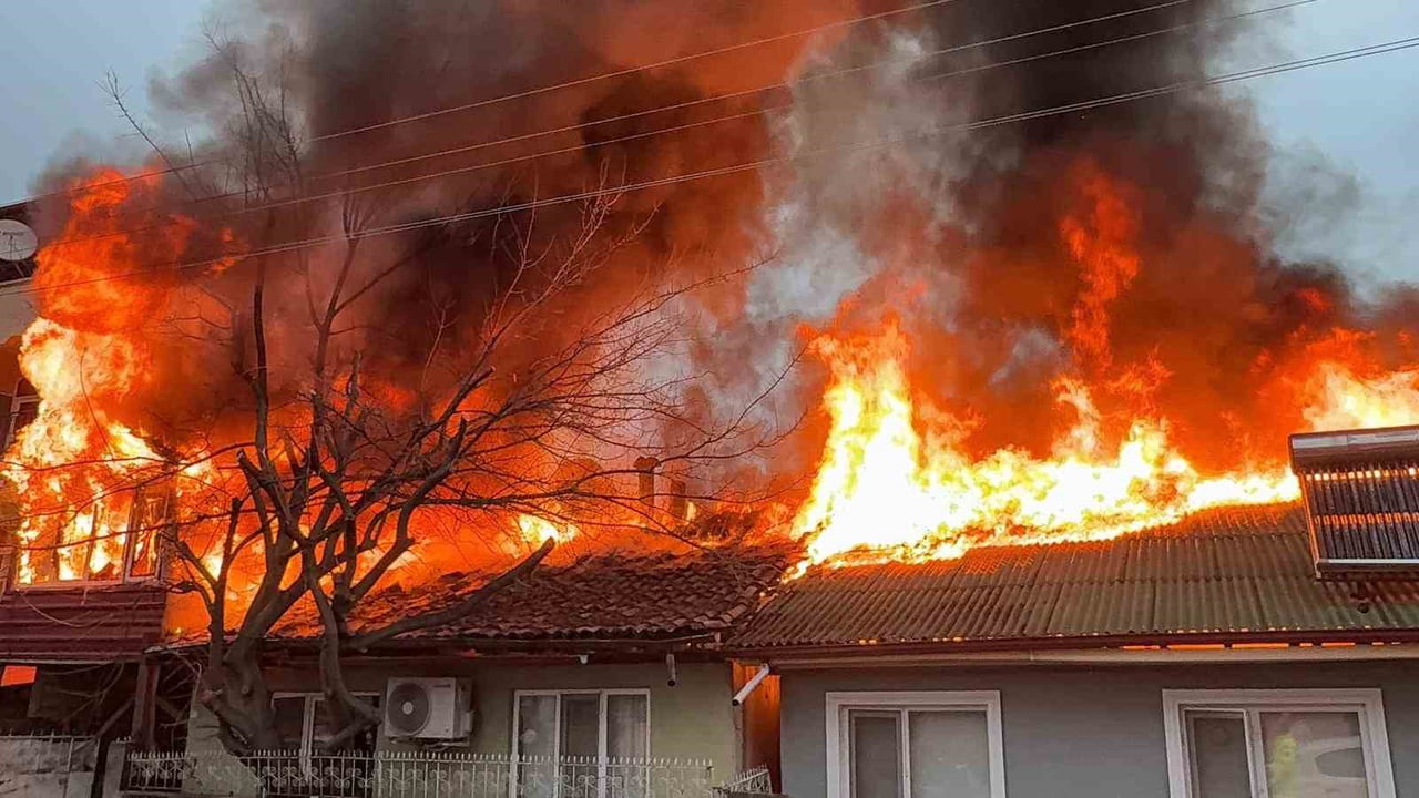TOKAT’IN ERBAA İLÇESİNDE KEDİLER İÇİN YAKILAN SOBADAN ÇIKAN YANGINDA İKİ EV KULLANILAMAZ HALE...