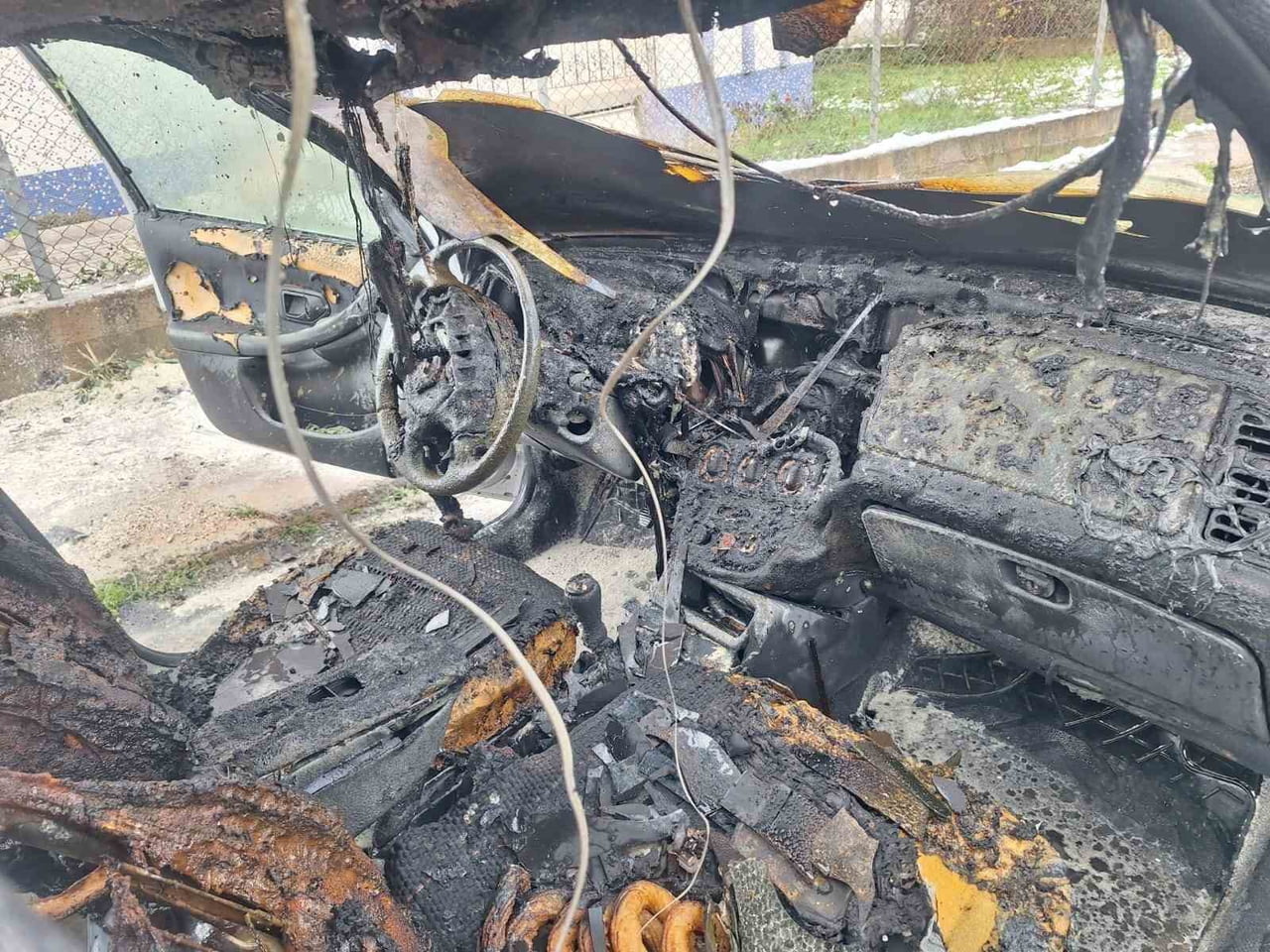 TOKAT’IN NİKSAR İLÇESİNDE PARK HALİNDEKİ BİR OTOMOBİLDE ÇIKAN YANGINDA ARAÇ HURDA YIĞININA...