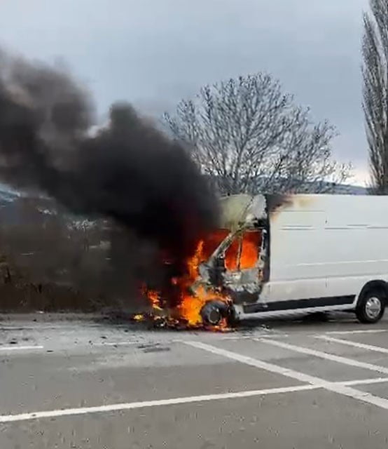 TOKAT’IN NİKSAR İLÇESİNDE SEYİR HALİNDEKİ TRANSİT MİNİBÜSTE ÇIKAN YANGIN, KISA SÜRELİ PANİĞE NEDEN...