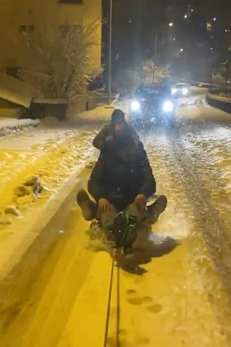 TOKAT’IN NİKSAR İLÇESİNDE ZORLU KIŞ MESAİSİNİN ARDINDAN KISA BİR MOLA VEREN BELEDİYE KARLA...