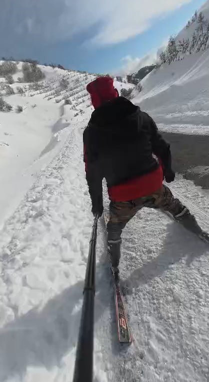 TOKAT’IN "ÇATI KATI" OLARAK BİLİNEN BAŞÇİFTLİK İLÇESİNDE İKİ KAYAK SPORU TUTKUNU, SIRA DIŞI BİR...