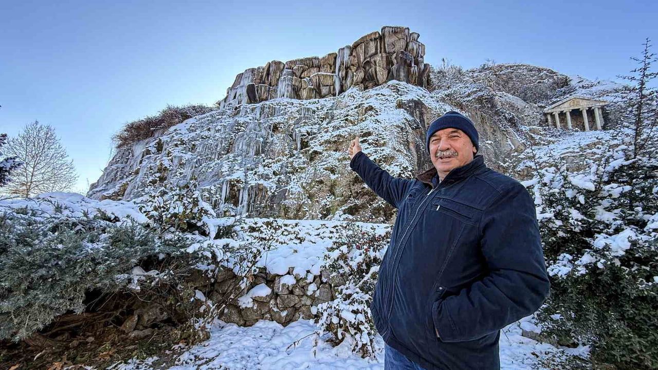 TOKAT’TA ETKİLİ OLAN DONDURUCU SOĞUK HAVA, TURHAL İLÇESİNDE GÖRSEL BİR ŞÖLEN OLUŞTURDU.