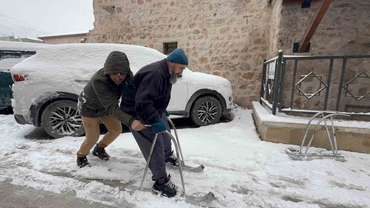TOKAT’TA İNŞAAT İŞİYLE UĞRAŞAN İKİ KARDEŞ, ÇOCUKLUKLARINDA BABALARININ YAPTIĞI AĞAÇ KIZAKTAN...