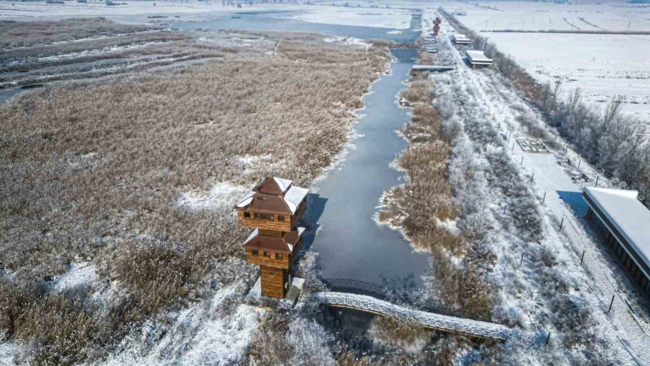 TOKAT’TA KAR YAĞIŞIYLA BİRLİKTE KAZ GÖLÜ BUZ TUTARAK BEYAZA BÜRÜNÜRKEN, DRONLA GÖRÜNTÜLENEN KIŞ...