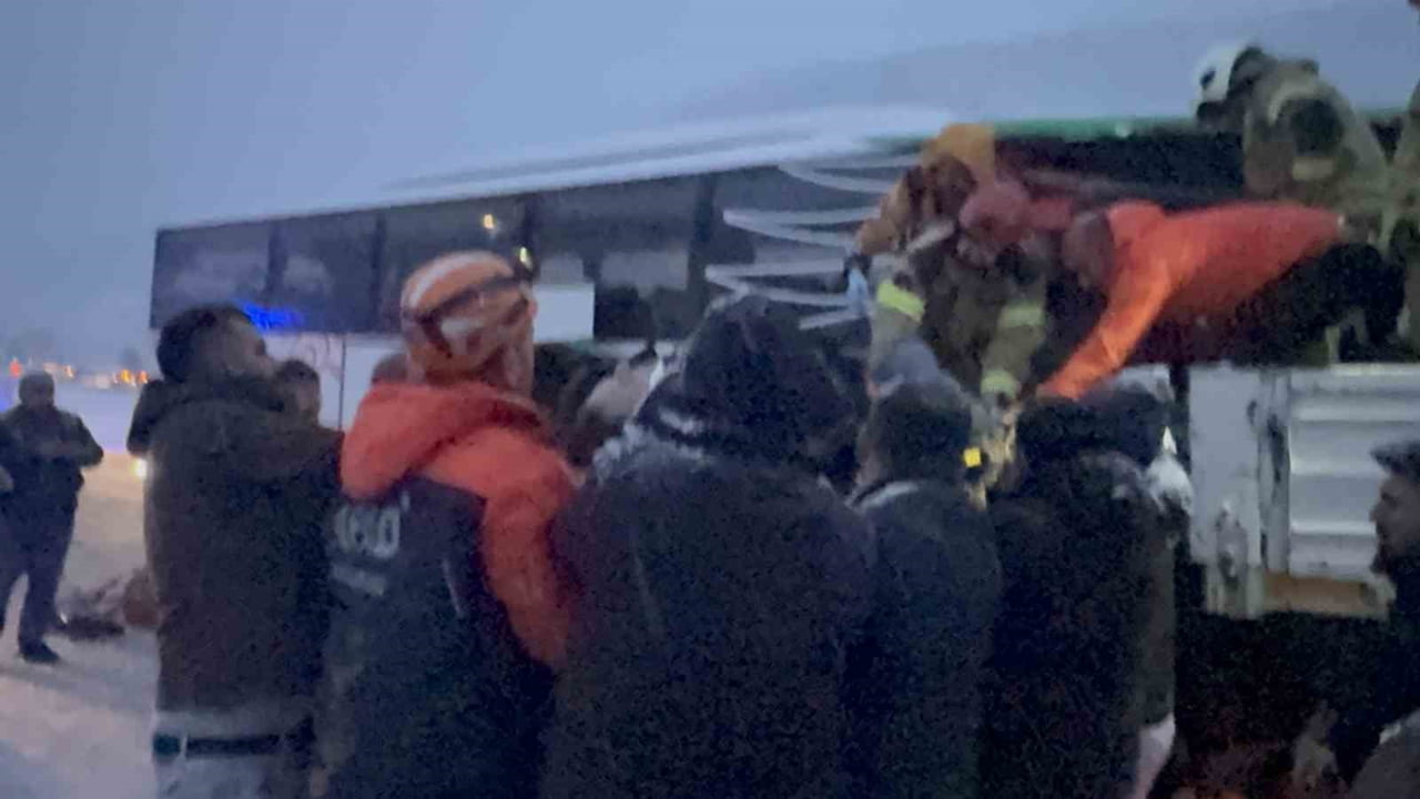 TOKAT’TA KARLI YOLDA KAYAN OTOBÜS, ARKADAN BİR TIRA ÇARPT. KAZADA ARAÇTA SIKIŞAN YOLCULARI...