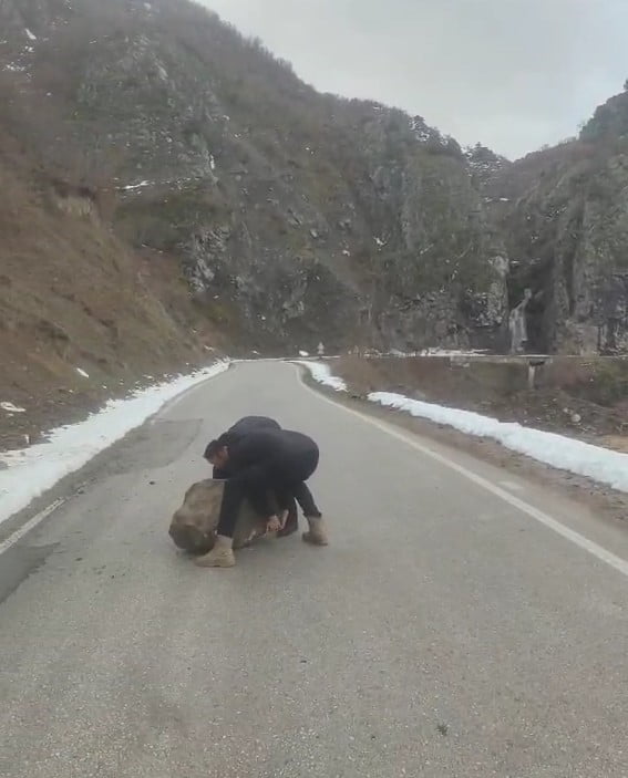TOKAT’TA SEYİR HALİNDEYKEN YOLA DÜŞEN KAYA PARÇASI, VATANDAŞLARI DİKKATİ VE DUYARLI DAVRANIŞI...