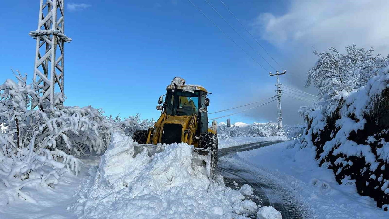 TRABZON'DA KARIN ETKİLİ OLDUĞU NOKTALARDAN AKÇAABAT İLÇESİNİN YÜKSEK KESİMLERİNDE BELEDİYE...