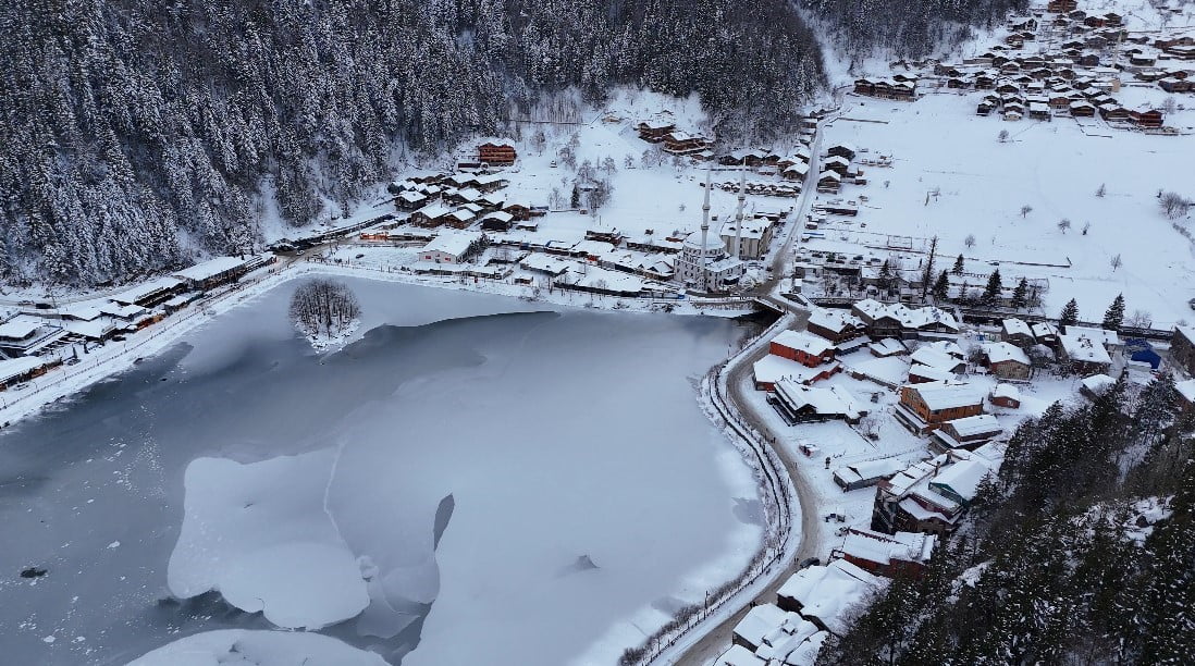 TRABZON'UN DÜNYACA ÜNLÜ TURİZM DESTİNASYONLARINDAN UZUNGÖL, GÜNLERDİR ETKİSİNİ SÜRDÜREN YOĞUN KAR...