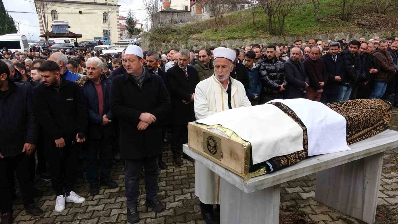 TRABZON'UN ORTAHİSAR İLÇESİNDE DÜN SAÇ EKİMİ İÇİN GİTTİĞİ ESTETİK MERKEZİNDE FENALAŞARAK HAYATINI...
