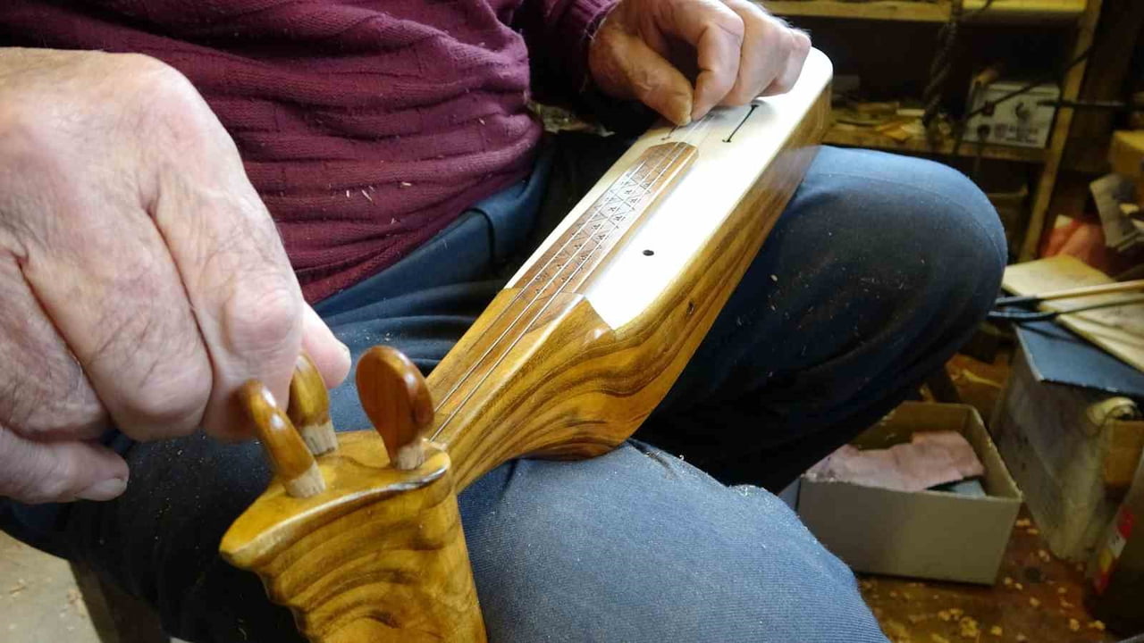 TRABZON'UN SÜRMENE İLÇESİNDE YAKLAŞIK 65 YIL ÖNCE HİÇ KİMSEDEN EĞİTİM ALMADAN KEMENÇE YAPMAYA...