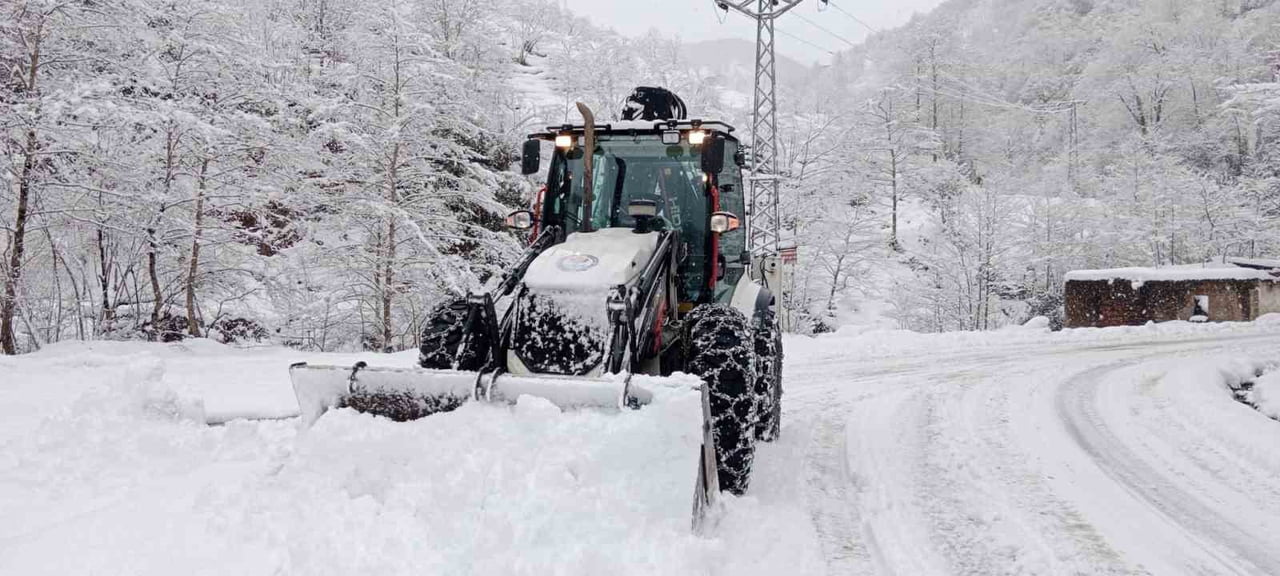 TRABZON'UN YÜKSEK KESİMLERDE BİR SÜREDİR ETKİLİ OLAN KAR YAĞIŞI NEDENİYLE 70 MAHALLEYE ULAŞIM...