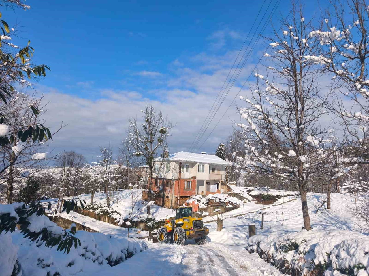 TRABZON BÜYÜKŞEHİR BELEDİYESİ EKİPLERİ, KIRSALDA ETKİLİ OLAN KAR YAĞIŞININ ARDINDAN KARLA MÜCADELE...