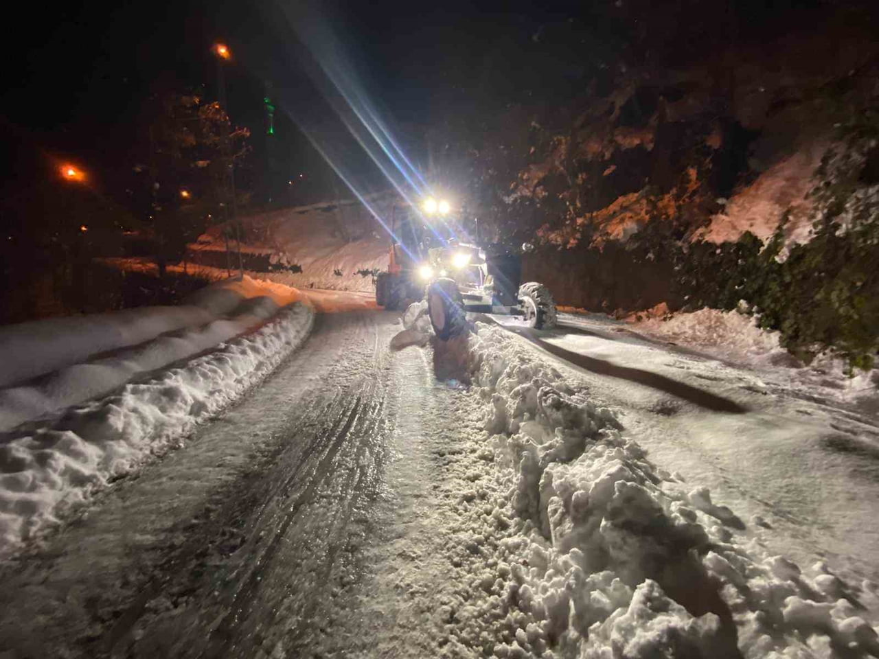 TRABZON BÜYÜKŞEHİR BELEDİYESİ EKİPLERİ TARAFINDAN ETKİLİ OLAN KAR YAĞIŞI SONRASI KENT GENELİNDE...