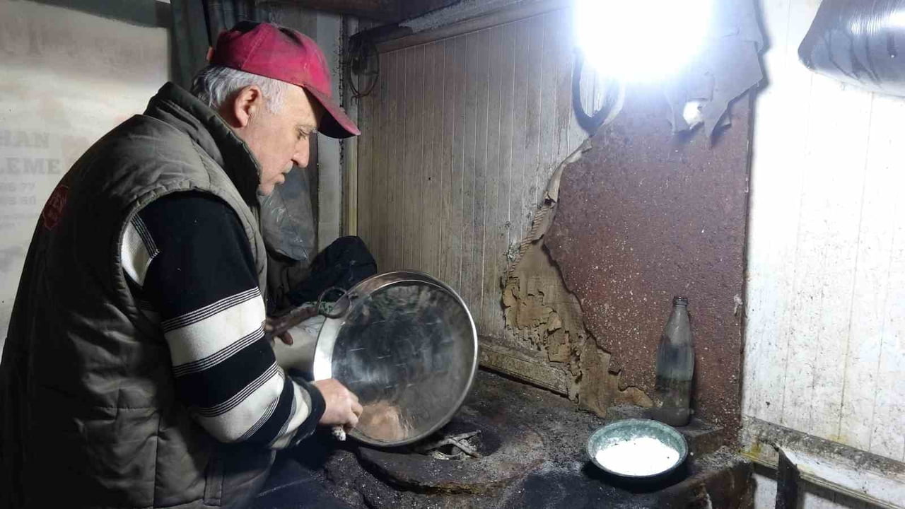 TRABZON’DA 54 YILDIR KALAYCILIK MESLEĞİYLE UĞRAŞAN 65 YAŞINDAKİ MUZAFFER GÖLE, ARTIK EVLERDE...