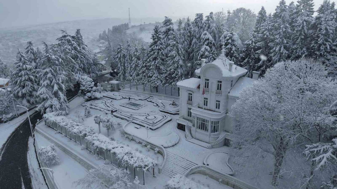 TRABZON’DA AKŞAM SAATLERİNDEN İTİBAREN ETKİSİNİ ARTIRAN KAR YAĞIŞI, KENT GENELİNDE HAYATI OLUMSUZ...