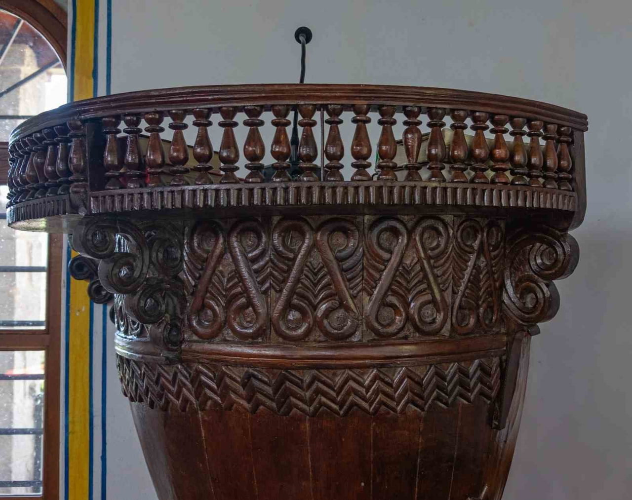 TRABZON SÜRMENE İLÇESİ SINIRLARI İÇERİSİNDE YER ALAN TARİHİ CAMİ, GÖRSELLİĞİYLE GÖZ KAMAŞTIRIRKEN...