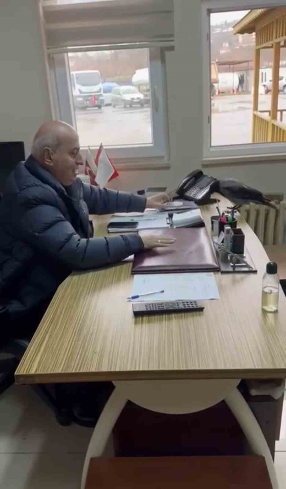 TRABZON’UN BEŞİKDÜZÜ İLÇESİNDE BELEDİYE BAŞKANI CAHİT ERDEM’İN BİR KARGA İLE KURDUĞU İLGİNÇ...