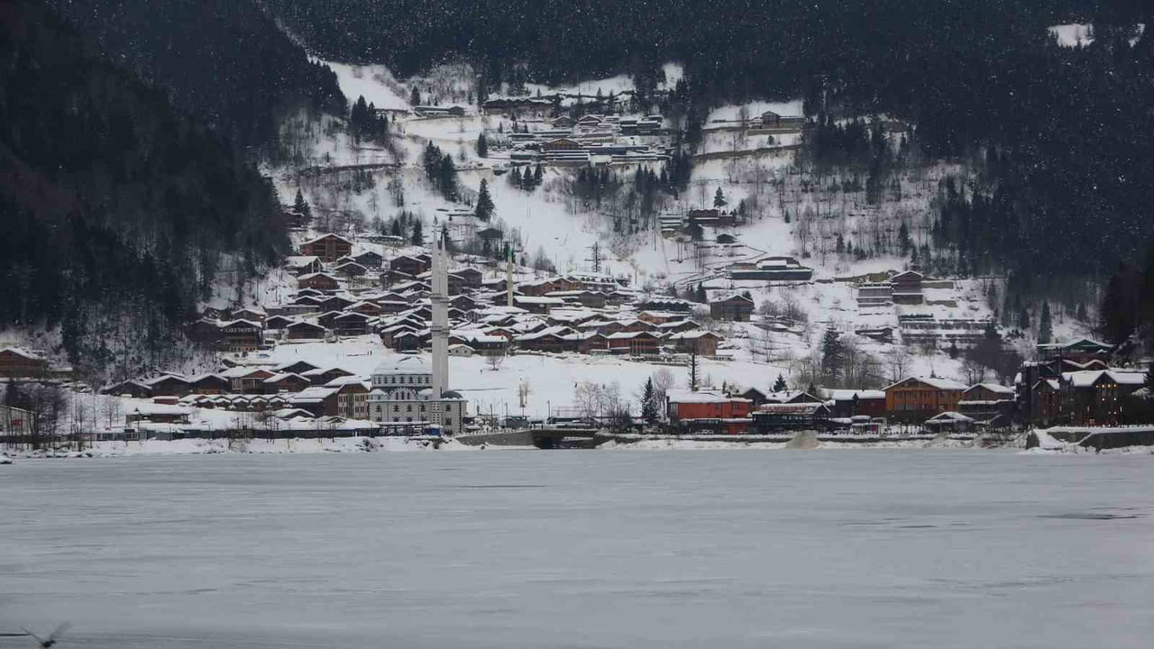 TRABZON’UN DÜNYACA ÜNLÜ TURİZM MERKEZİ UZUNGÖL’DE BU YIL İLKİ DÜZENLENEN KIŞ FESTİVALİ, YOĞUN...