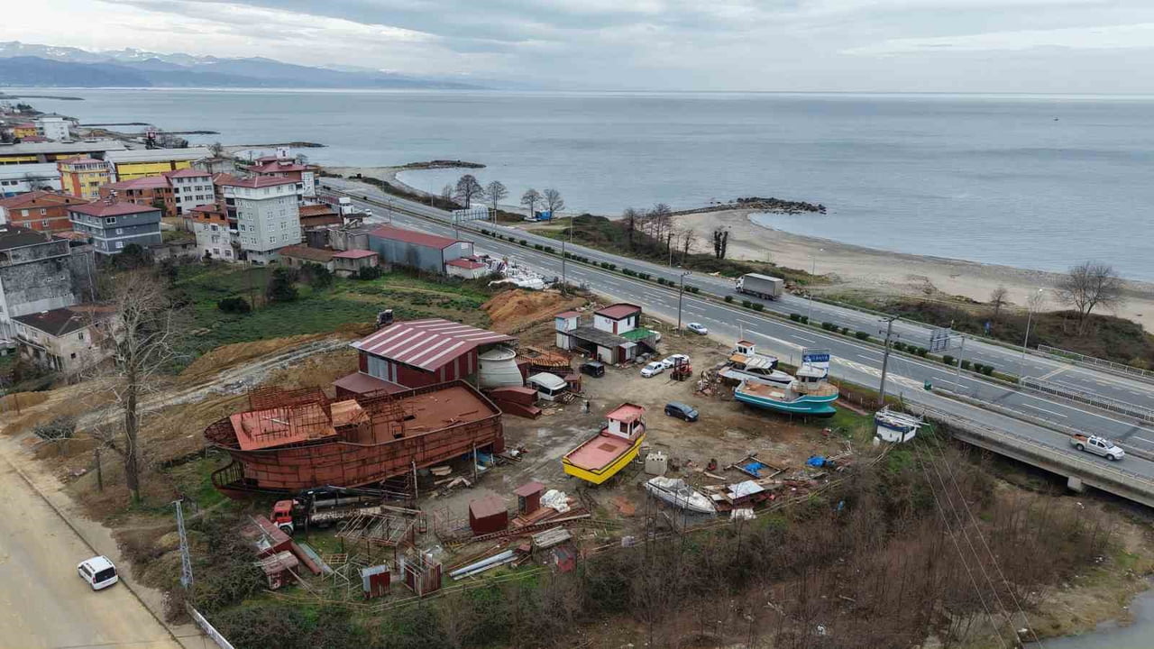 TRABZON’UN OF İLÇESİNDEKİ TERSANEDE ÜRETİLEN ÖZEL TASARIMLI BALIKÇI TEKNESİ SENEGAL’E İHRAÇ...