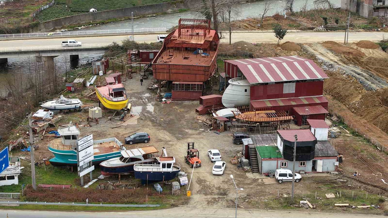 TRABZON’UN OF İLÇESİNDEKİ TERSANEDE ÜRETİLEN ÖZEL TASARIMLI BALIKÇI TEKNESİ SENEGAL’E İHRAÇ...