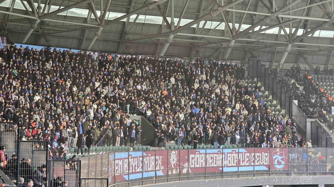 TRABZONSPOR TARAFTARLARI, KOCAELİSPOR DEPLASMANDAKİ TAKIMINI YALNIZ BIRAKMADI.