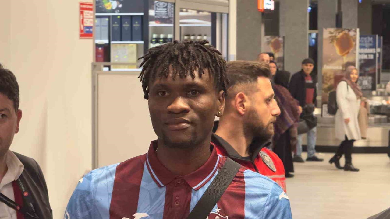 TRABZONSPOR’UN YENİ TRANSFERİ NİJERYALI FUTBOLCU CHİBUİKE NWAİWU, TRABZON’A GELDİ. BORDO-MAVİLİ...
