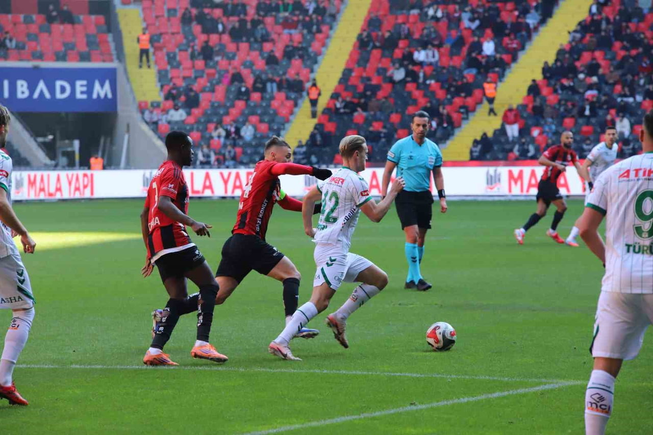 TRENDYOL SÜPER LİG'İN 19. HAFTASINDA GAZİANTEP FUTBOL KULÜBÜ, KONYASPOR'U KONUK EDİYOR....