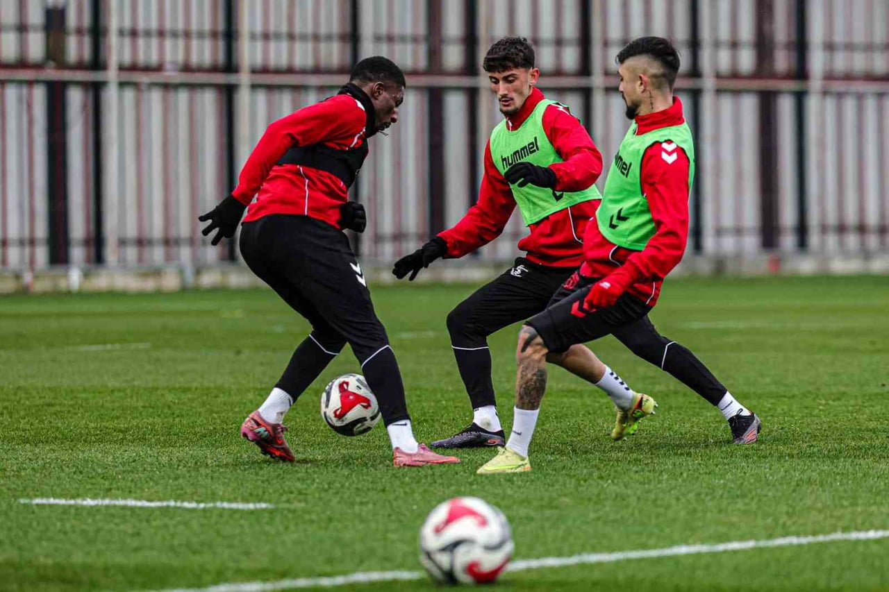 TRENDYOL SÜPER LİG EKİPLERİNDEN SAMSUNSPOR, GENÇLERBİRLİĞİ KARŞISINDA 3 PUAN ALARAK 5 MAÇLIK...