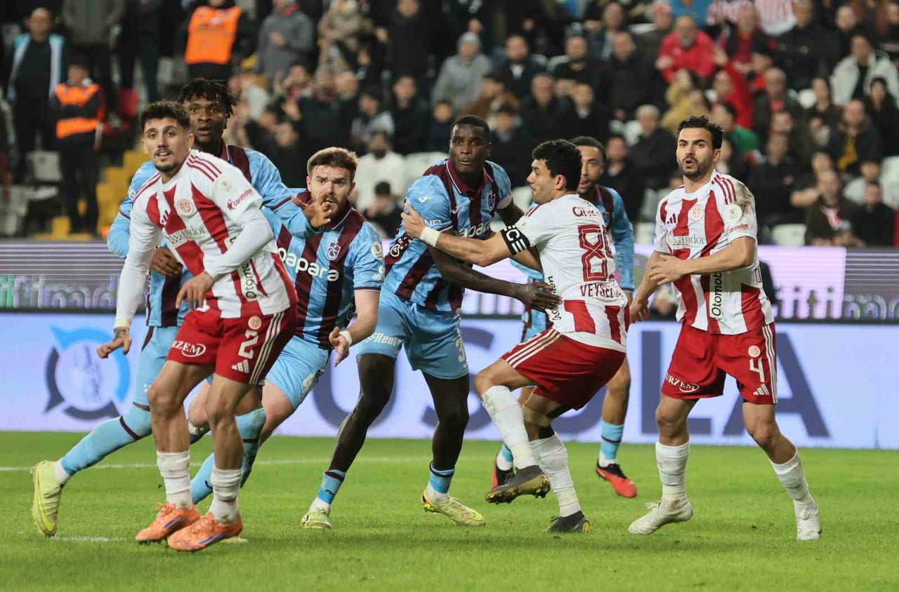 TRENDYOL SÜPER LİG’İN 20. HAFTASINDA ANTALYASPOR, SAHASINDA TRABZONSPOR İLE 1-1 BERABERE...